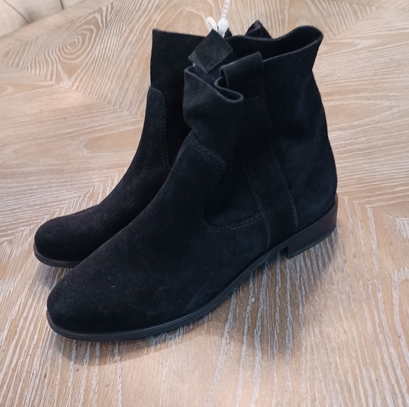 Gianni Bini Women's Black Suede Leather Ankle Flat Pull On Boot Size 6.5 NEW - Picture 3 of 7